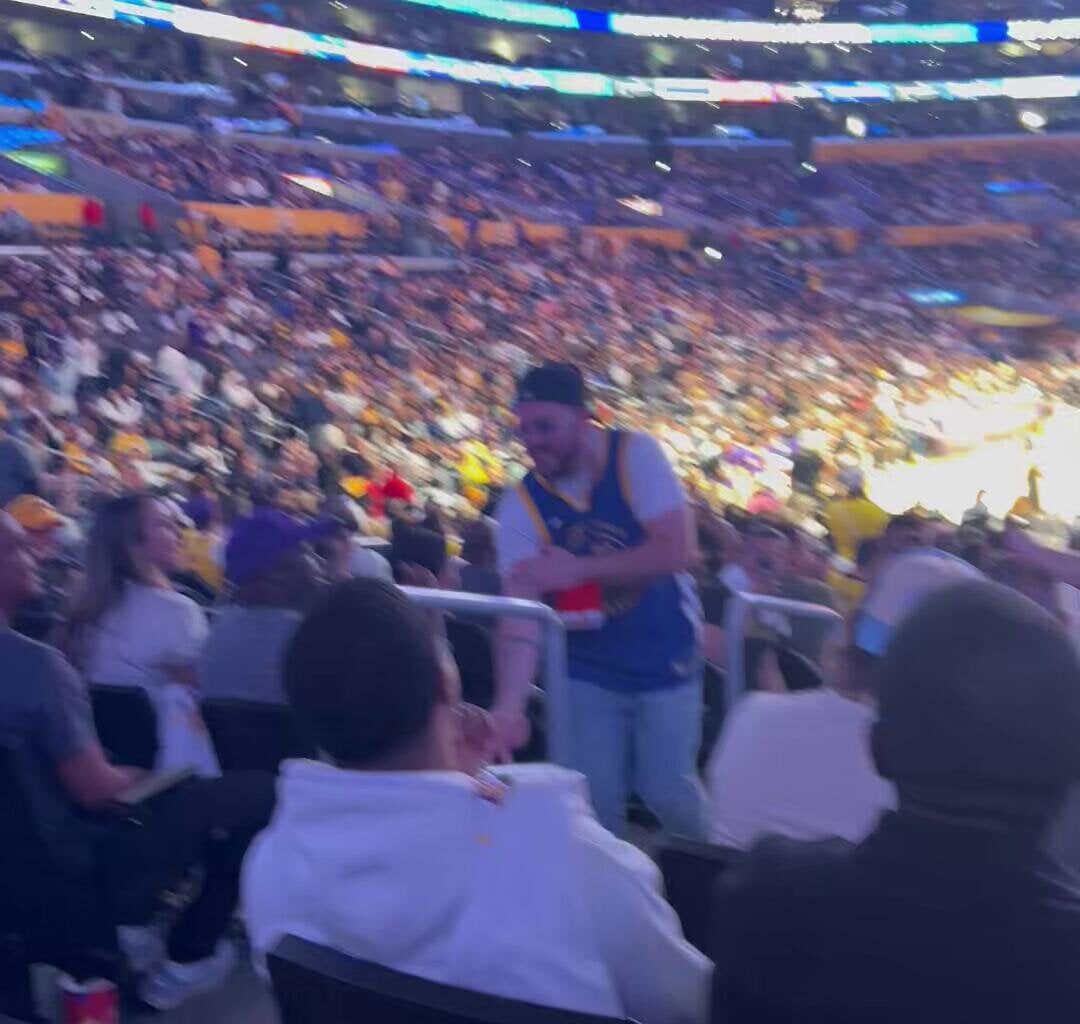 GSW Fan begins to flex 4 championships in the Crypto, and Laker fans yell 17 back at him 😂😂😂