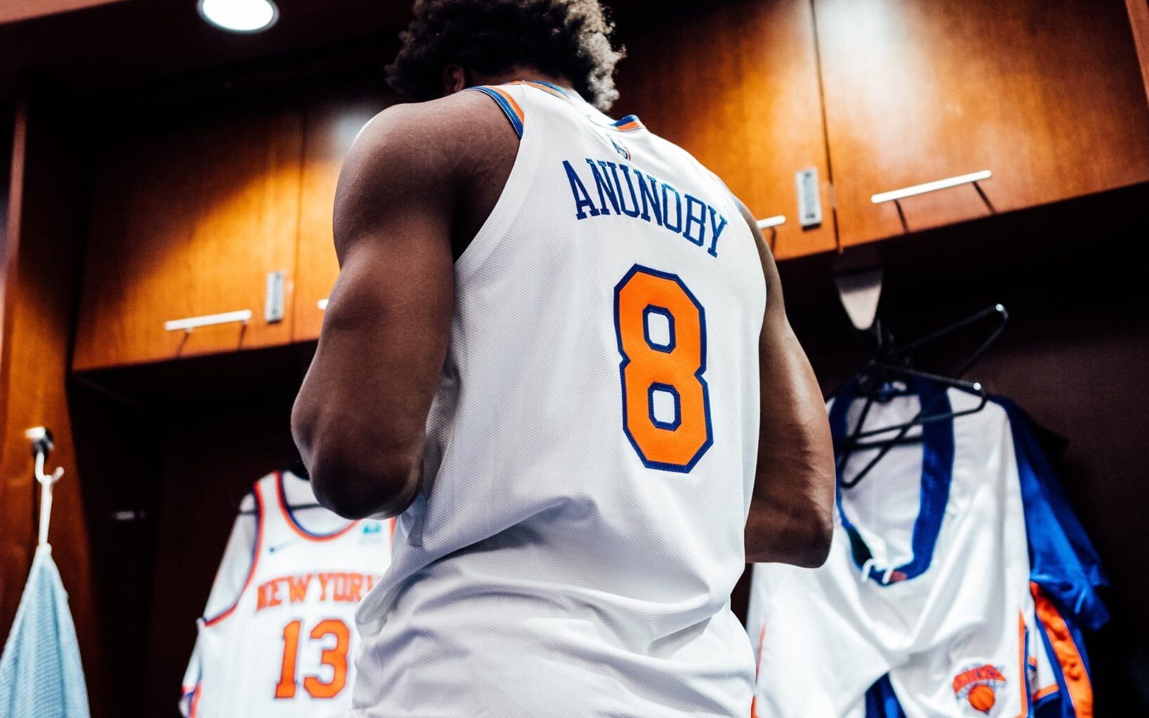 [NYKnicks] First look at OG in Knicks Uni. He's wearing #8