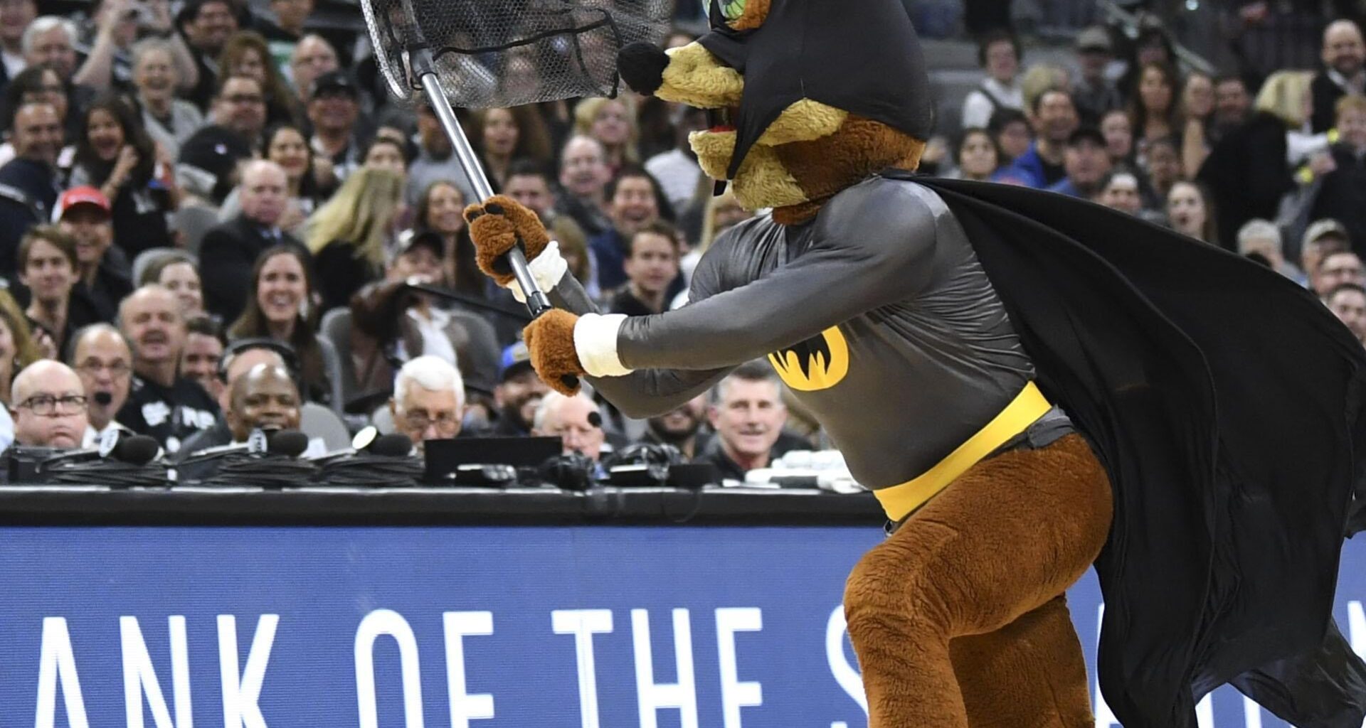 SPURS ARE 1-0 THIS SEASON WHEN THERE’S A BAT SIGHTING