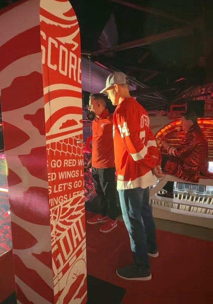 @DetroitRedWings And before Showtime… @Lions OC Ben Johnson got the party started at Little Caesars Arena! 🙌