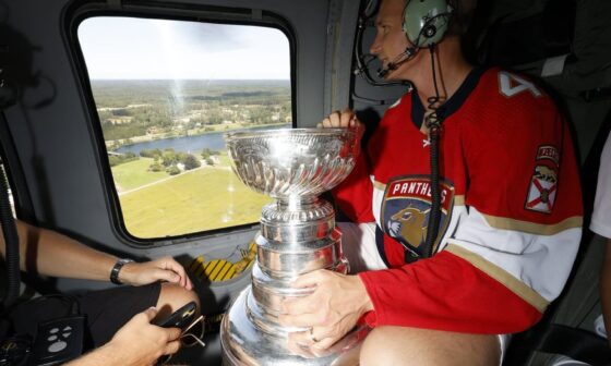 Gustav Forsling flying in to his Stanley Cup ceremony in Linköping with a Black Hawk from the local squadron.