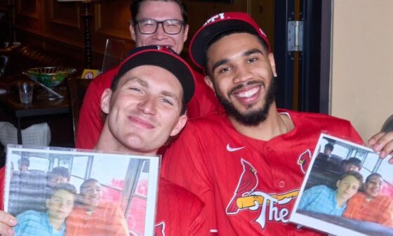 Matthew Tkachuk & Jason Tatum recreate old childhood photo over 10 years later