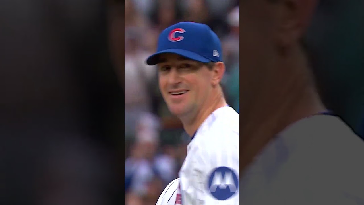 Kyle Hendricks walks off to standing ovation!