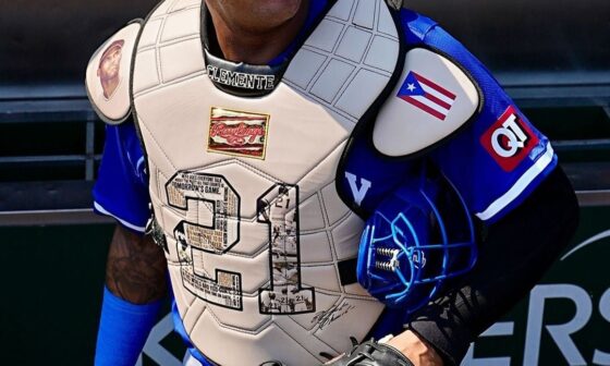 Salvador Perez's Roberto Clemente-themed catcher's gear for Clemente Day