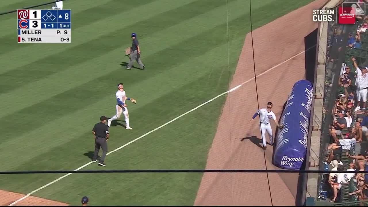 [Highlight] Michael Busch makes a crazy catch over the tarp in foul territory!