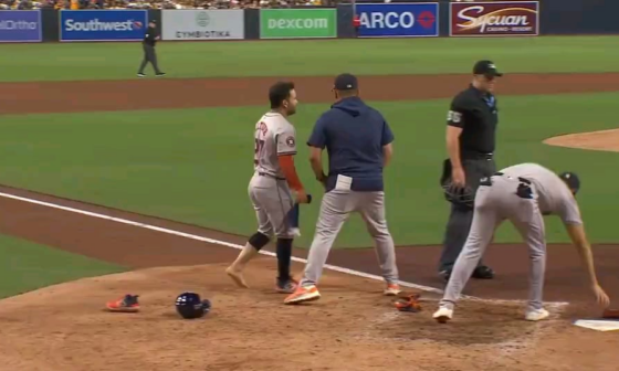 [Highlight] Jose Altuve takes off his shoe after grounding out to show the umpire the ball hit him first