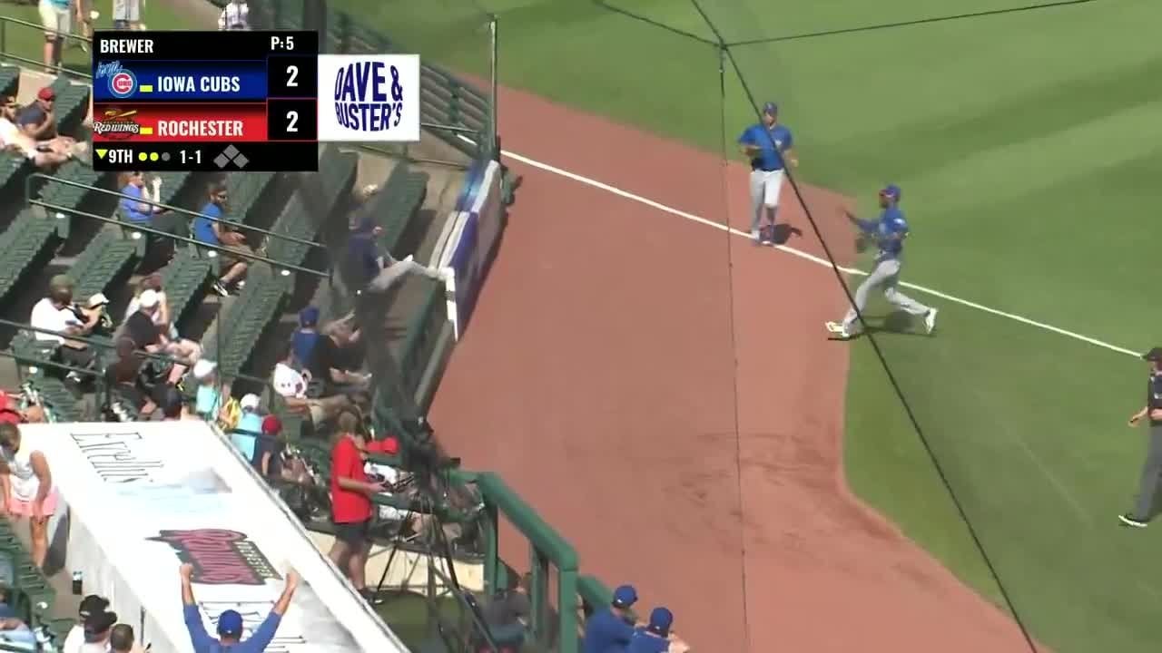 [Highlight] Cubs #1 prospect Matt Shaw makes a ridiculous catch jumping into the netting down the third base line to end the ninth inning