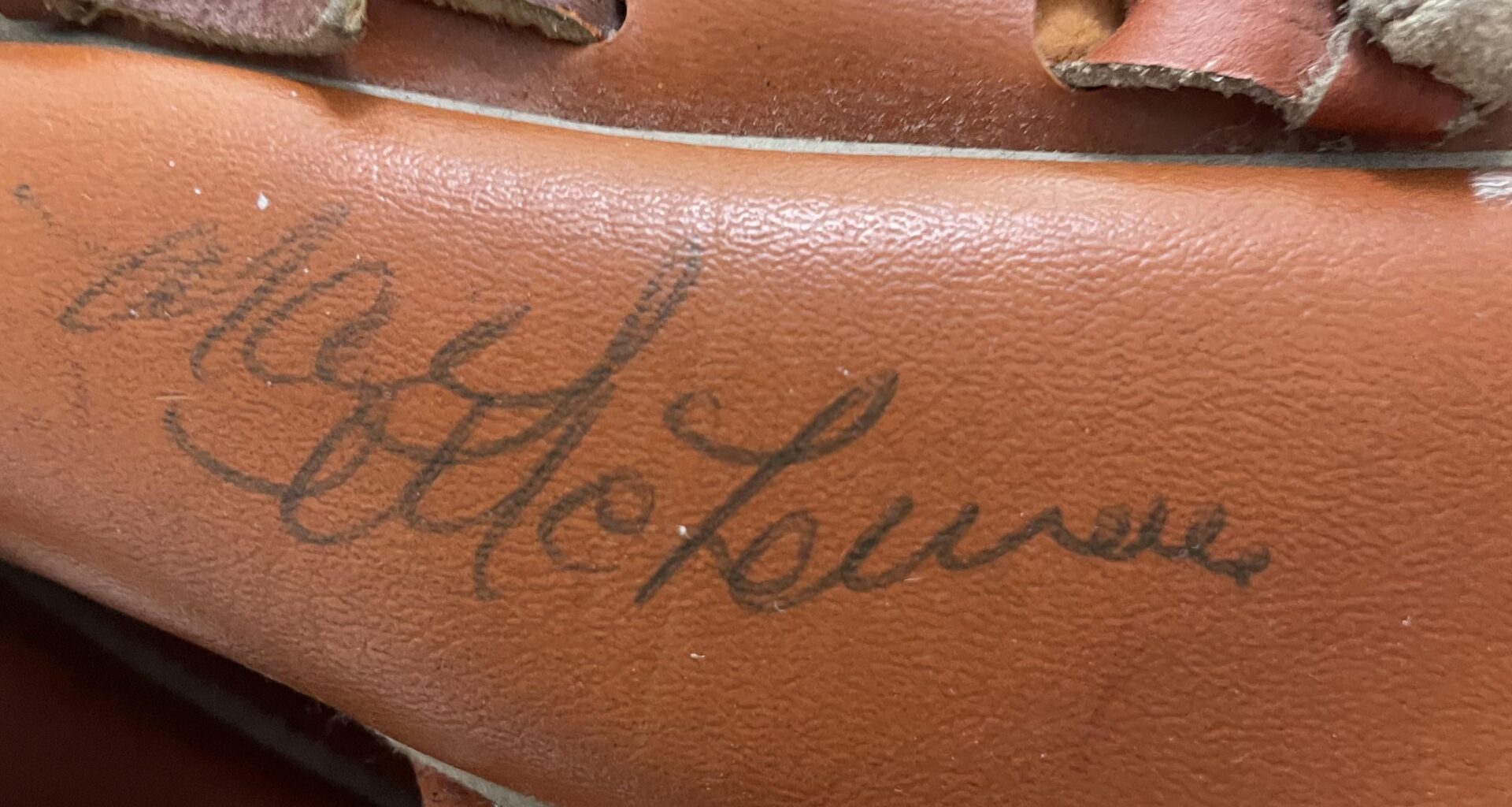 Circa 1995-1998 autographed Rangers glove