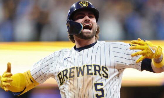 GO-AHEAD HOMER! Garrett Mitchell puts the Brewers AHEAD in the 8th!