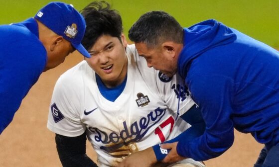 Shohei Ohtani leaves the field with a trainer after attempting to steal 2B in the 7th inning | 大谷翔平