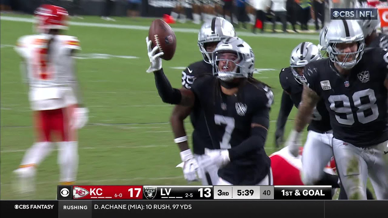 Moehrig's INT vs. Mahomes gives Raiders possession inside KC's 5-yard line