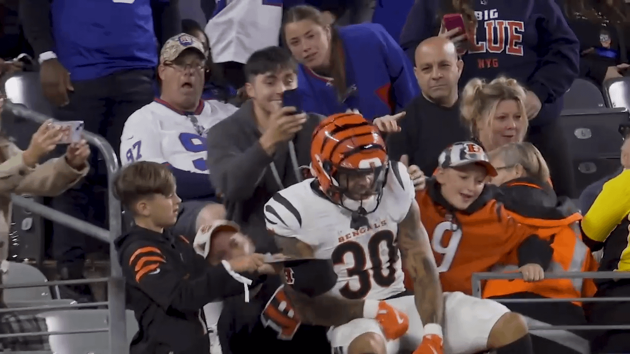 [Highlight] Kid really wanted an autograph as Chase Brown celebrates scoring a touchdown