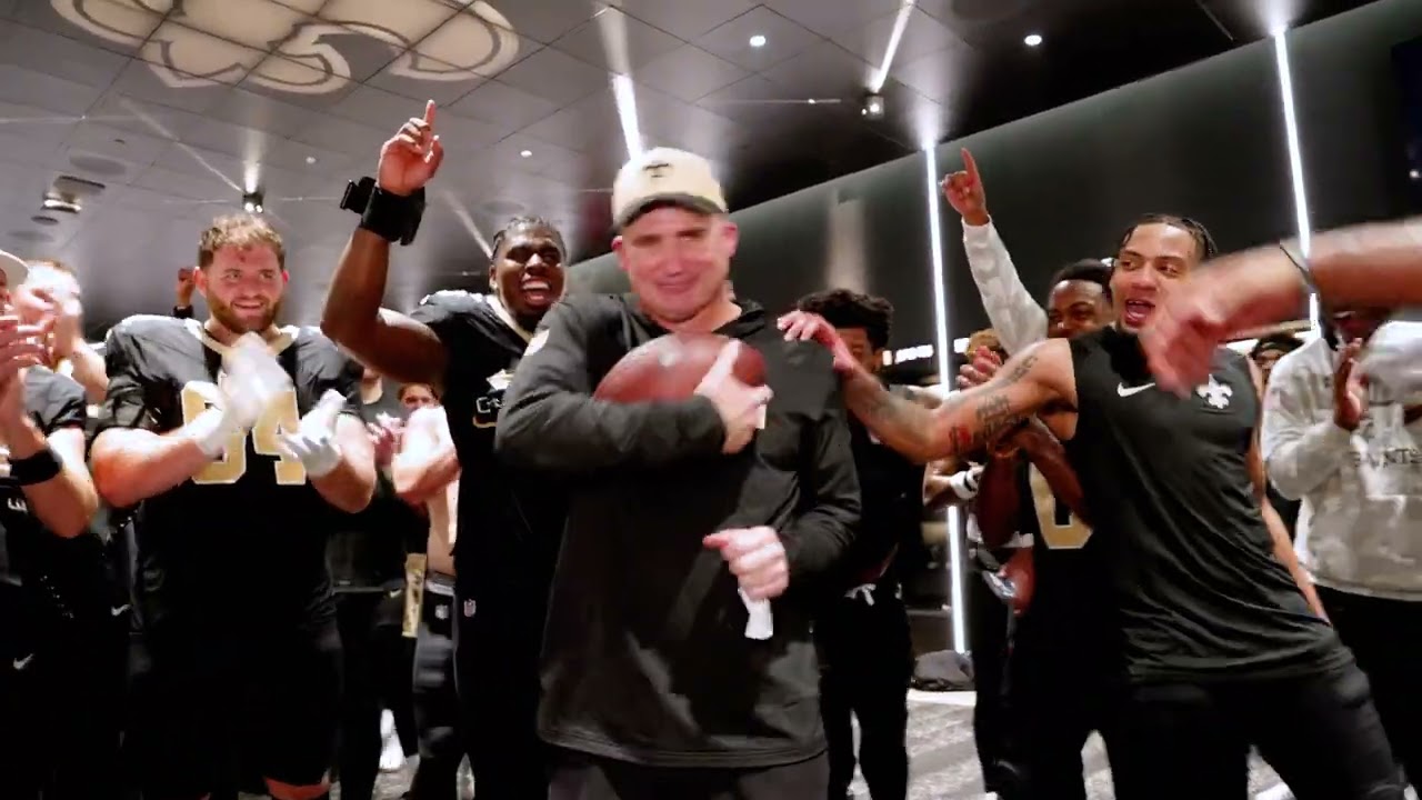 Darren Rizzi's Game Ball to Kamara in Saints Locker Room after 1st Win as Head Coach