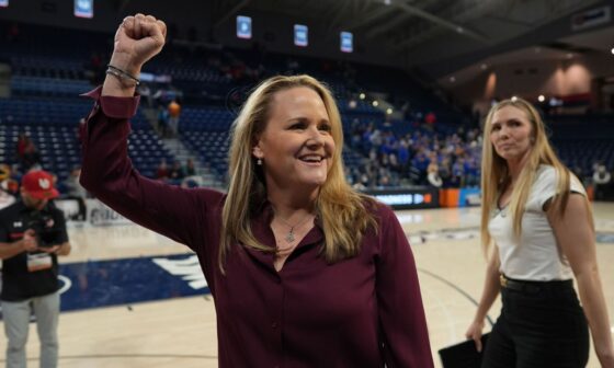 New Sparks coach Roberts brings player-development skills to WNBA