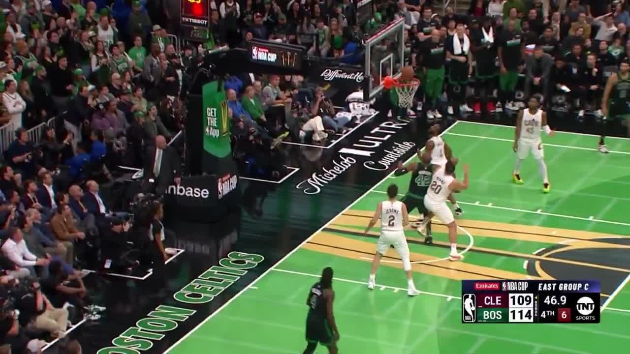 Jaylen Brown with the clutch finish to put the Celtics up by 7 points