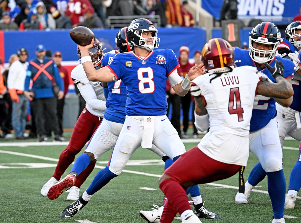 Daniel Jones #8 of the New York Giants throws a pass