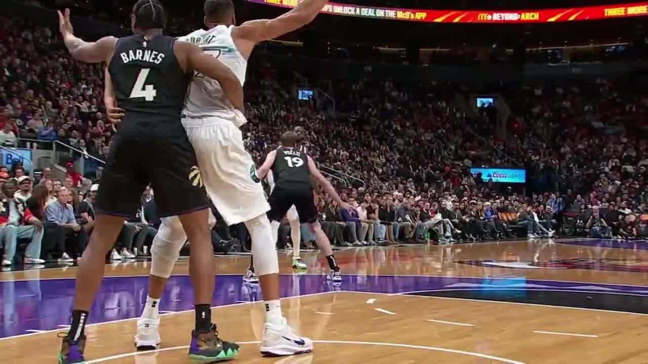 Julius Randle’s frustration at Rudy for not clearing the paint