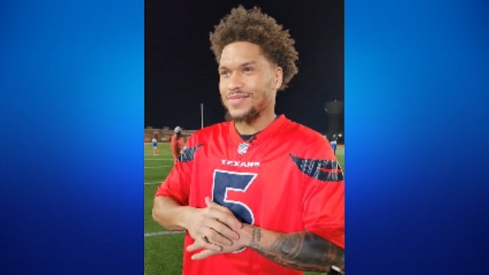 Jalen Pitre visits Stafford Cobras youth team he played for and it’s so wholesome 🥺