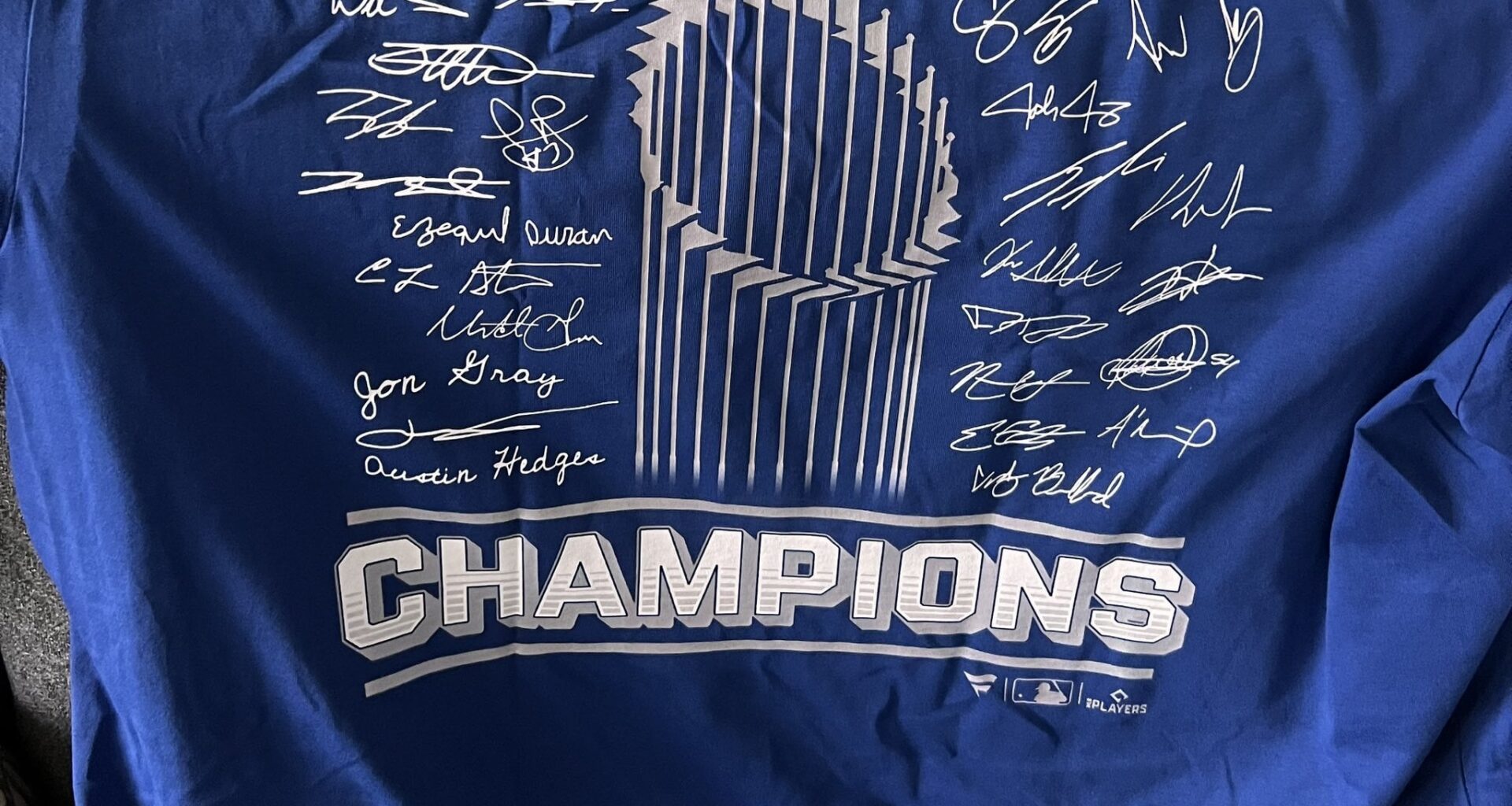 [SulejPL] @Fanatics created WS Champions t-shirt for @Dodgers WITH TEXAS RANGERS SIGANTURES ON THE BACK.