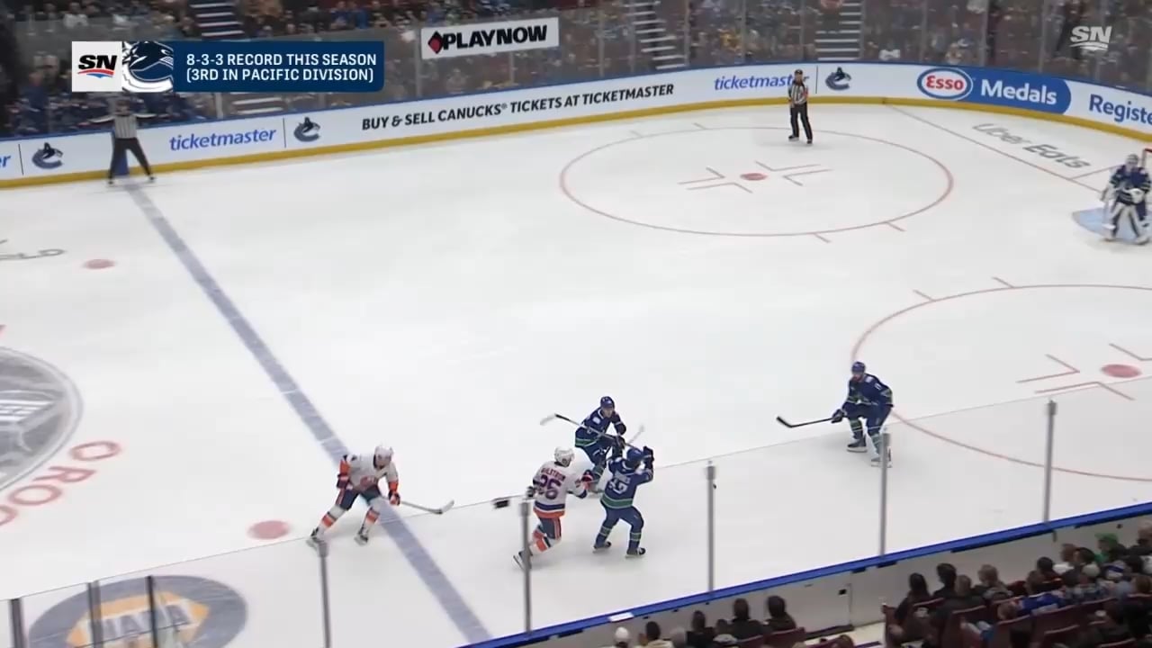 [NYI 0-(1) VAN] Lekkerimäki scores on the one timer for his first career NHL goal