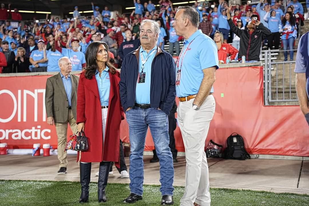 Texans owners Hannah McNair and Cal McNair are on the sidelines representing for this University of Houston Blue game. "It's Houston Blue," Cal McNair says when asked about the color everybody loves. 🤘