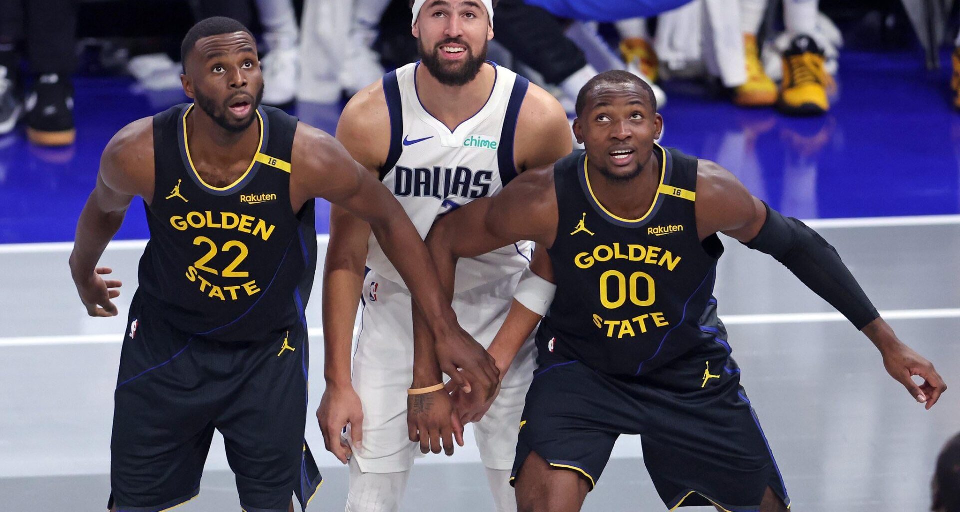 Why is this photo so funny?? Wiggs and JK so intensely focused & Klay's just smiling all 'just happy to be here’-like 😭