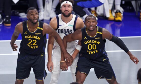 Why is this photo so funny?? Wiggs and JK so intensely focused & Klay's just smiling all 'just happy to be here’-like 😭