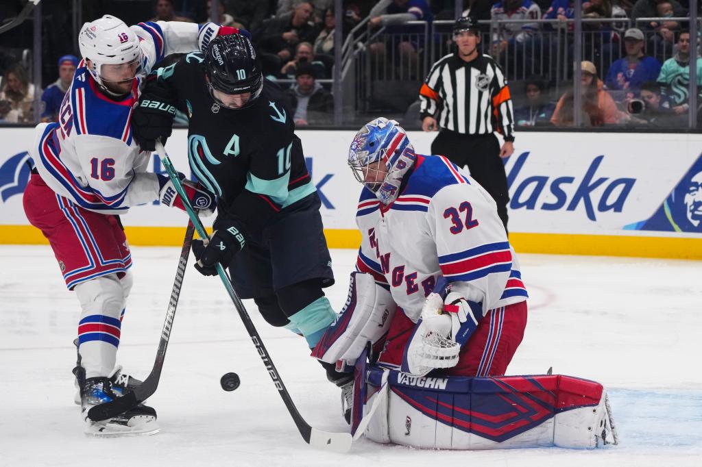 Jonathan Quick's shutout streak continues as Rangers stymie Kraken