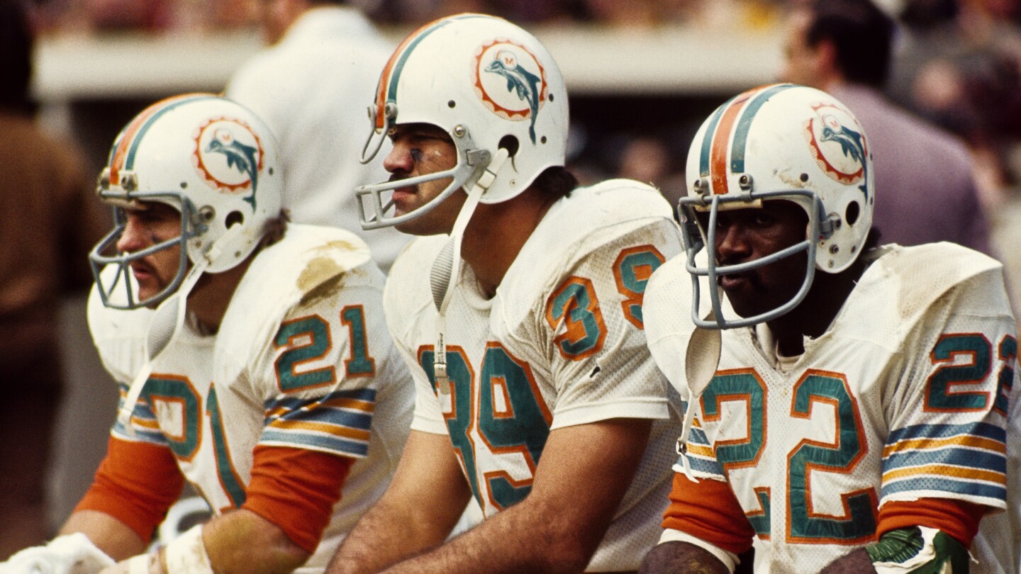 With Chiefs losing, Larry Csonka drinks champagne for the 1972 Dolphins