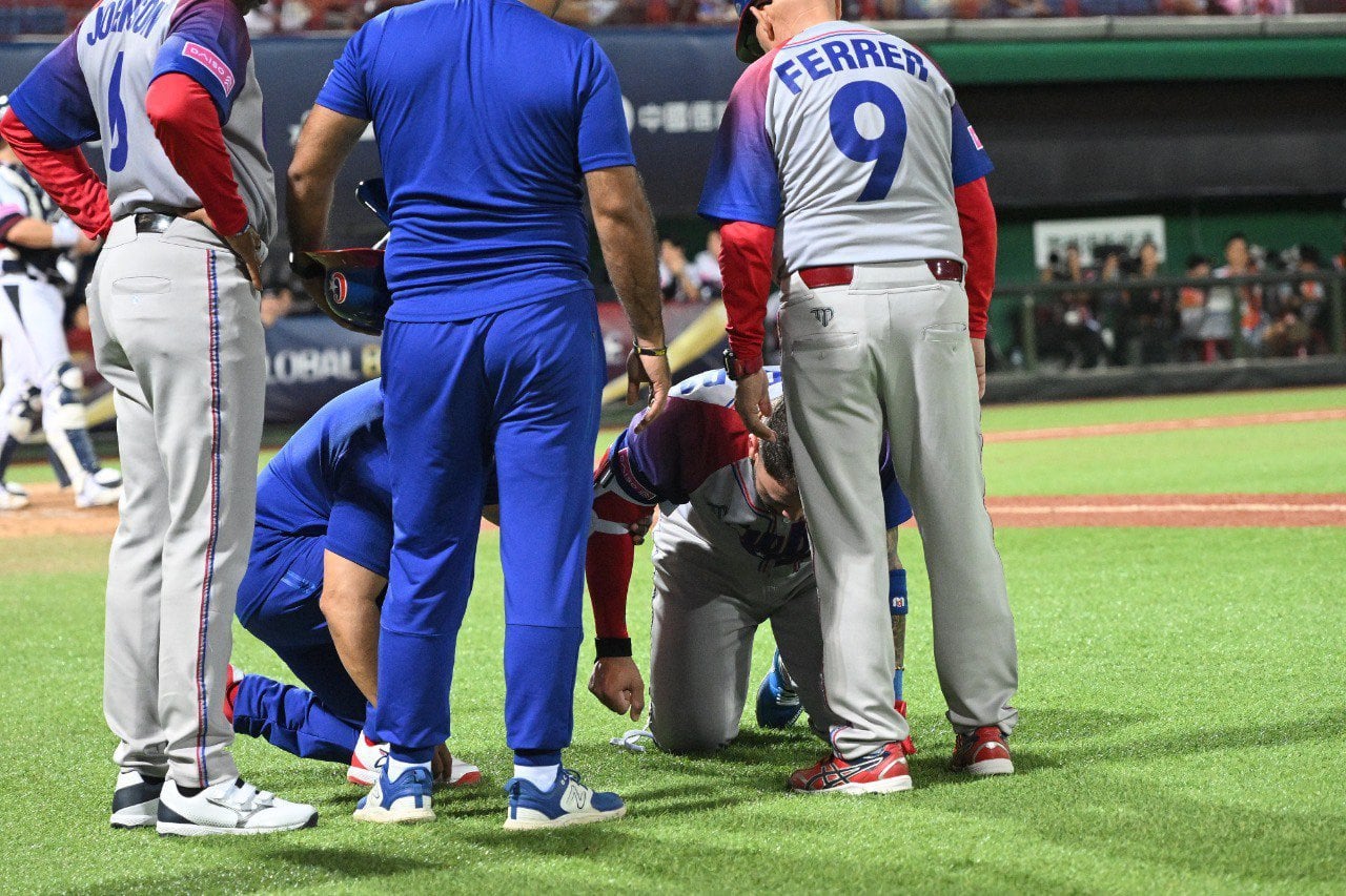 [Francys Romero ] Yoan Moncada left the game between Cuba and Korea in the 5th inning after being hit by pitch on his right hand.