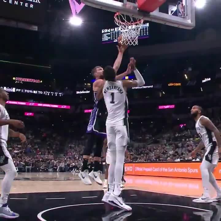 [Highlight] Sabonis gets Wemby to jump and turn around. Wemby still recovers for the block.