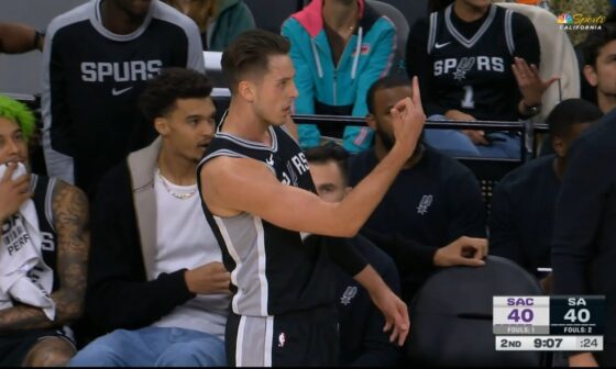 Zach Collins flips off the ref after getting ejected while walking to the bench 😂