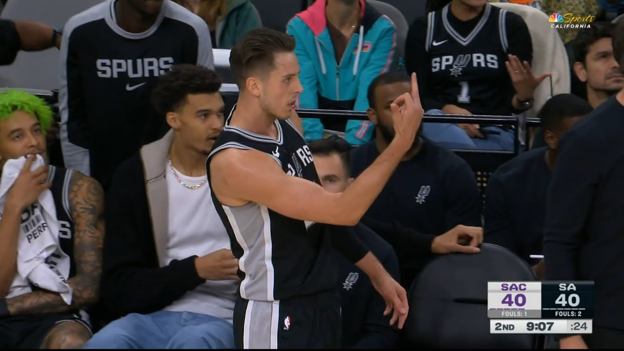 Zach Collins flips off the ref after getting ejected while walking to the bench 😂