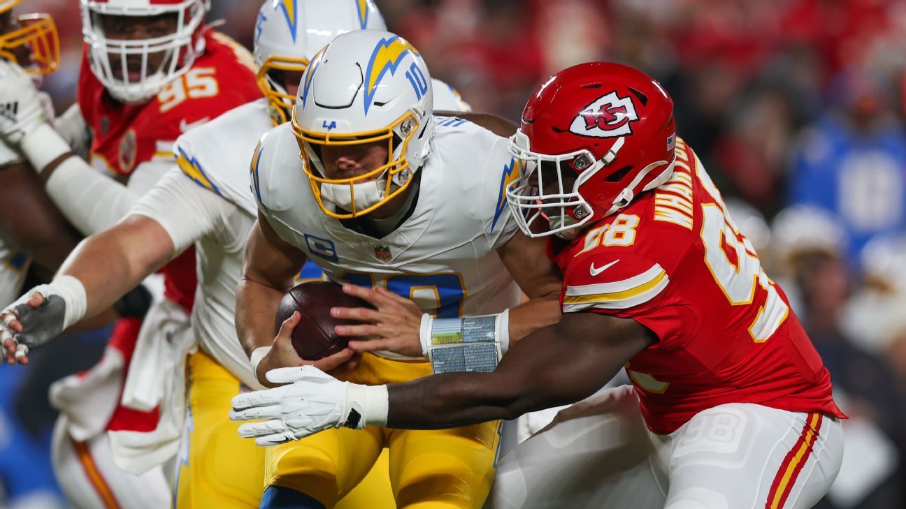 Herbert sits out Chargers' practice with ailing ankle, thigh