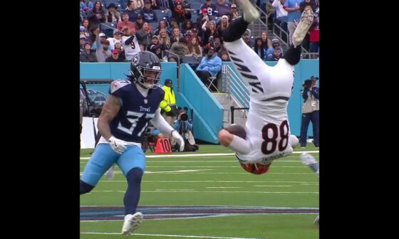 Mike Gesicki catches for a 16-yard Gain vs. Tennessee Titans