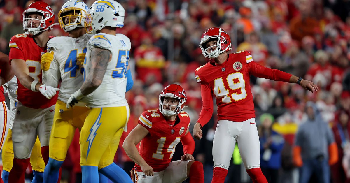 Final score: Chiefs edge Chargers 19-17 to win AFC West in Week 14