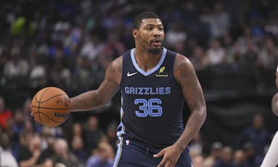 It's strange—Smart was like an ironman back when he was with the Celtics. I remember in the 2022 Eastern Conference Finals, he had an injury that looked like it could end his season, but he came back without any problem. Now that he's with the Grizzlies, how did he suddenly become so fragile?