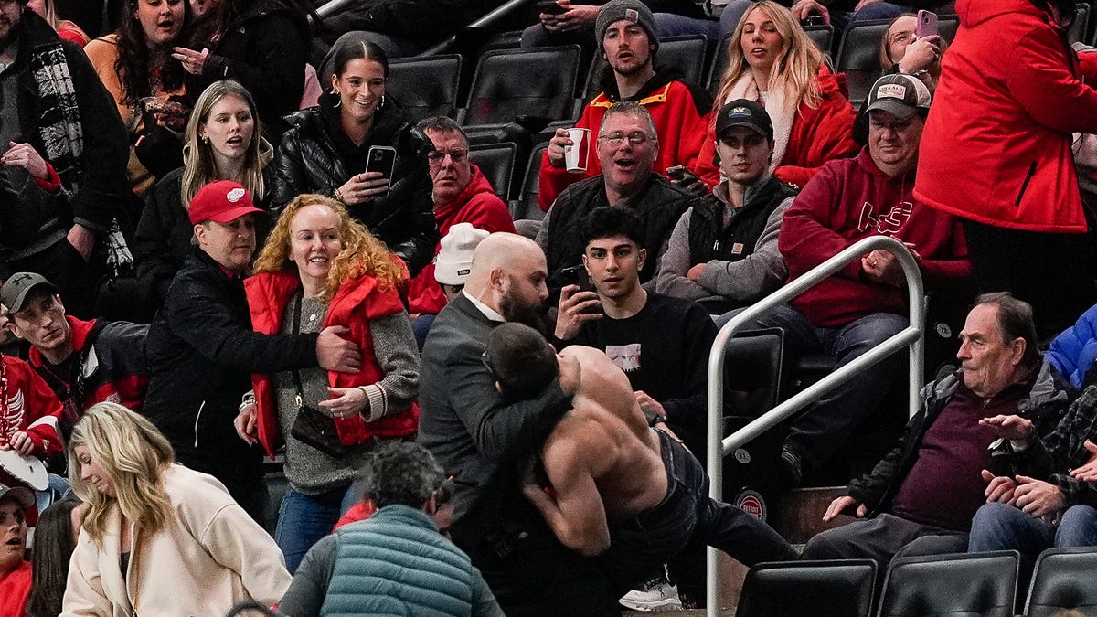 Shirtless fan steals show at Red Wings game vs. Flyers