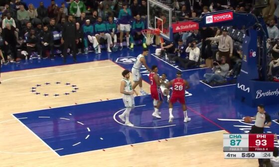 [Highlight] Yabusele charges towards the rim and catches his first NBA body