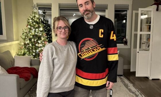 R/canucks User Helps Out Wife in Need to Obtain Canucks Jersey for her Husband