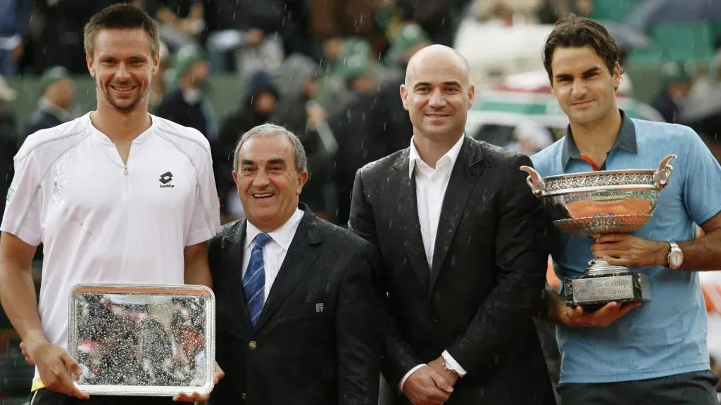 Robin Soderling and Roger Federer after the 2009 Roland Garros final, with Jean Gachassin and Andre Agassi. (IMAGO / Schreyer)