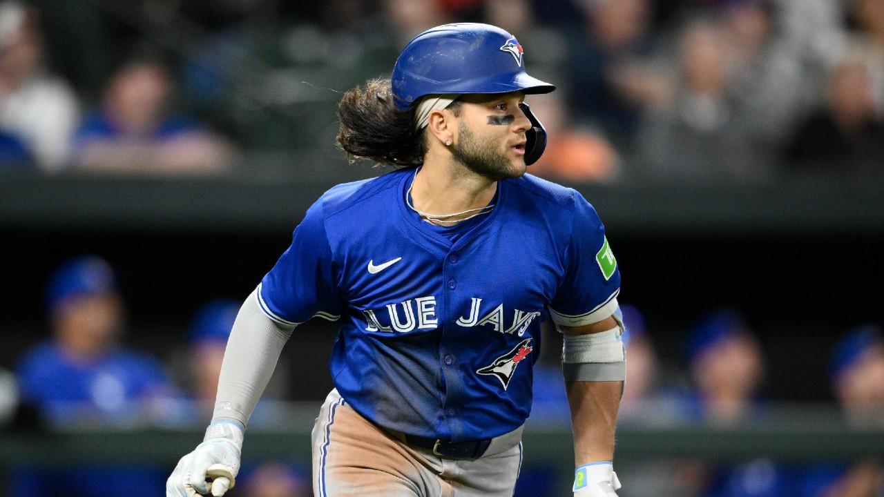 Blue Jays' Bo Bichette shows off new haircut at UFC Fight Night in Tampa