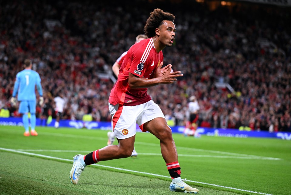 Zirkzee scored on his Man United debut in the Premier League to earn his side a late point over Fulham