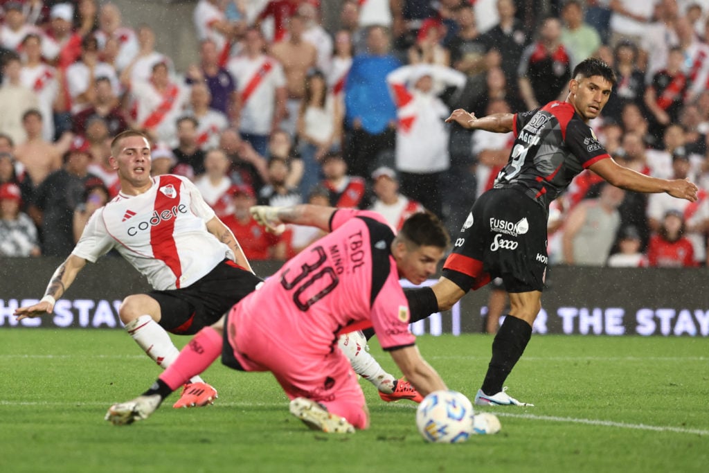 River Plate's midfielder #30 Franco Mastantuono (L) passes the ball past Barracas Central's goalkeeper #30 Marcelo Mino (C) during the Argentine Pr...