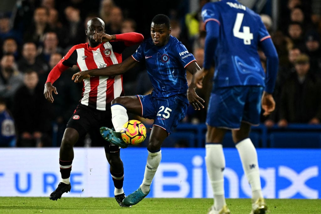 Chelsea's Ecuadorian midfielder #25 Moises Caicedo battles for the ball with Brentford's French-born DR Congo striker #11 Yoane Wissa during the En...