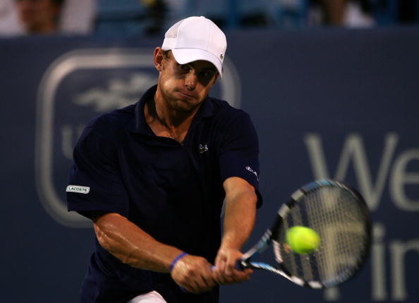 Andy Roddick of the USA plays Andy Murray of Great Britain during their quarter final match at the 2006 Cincinnati Western & Southern Financial...