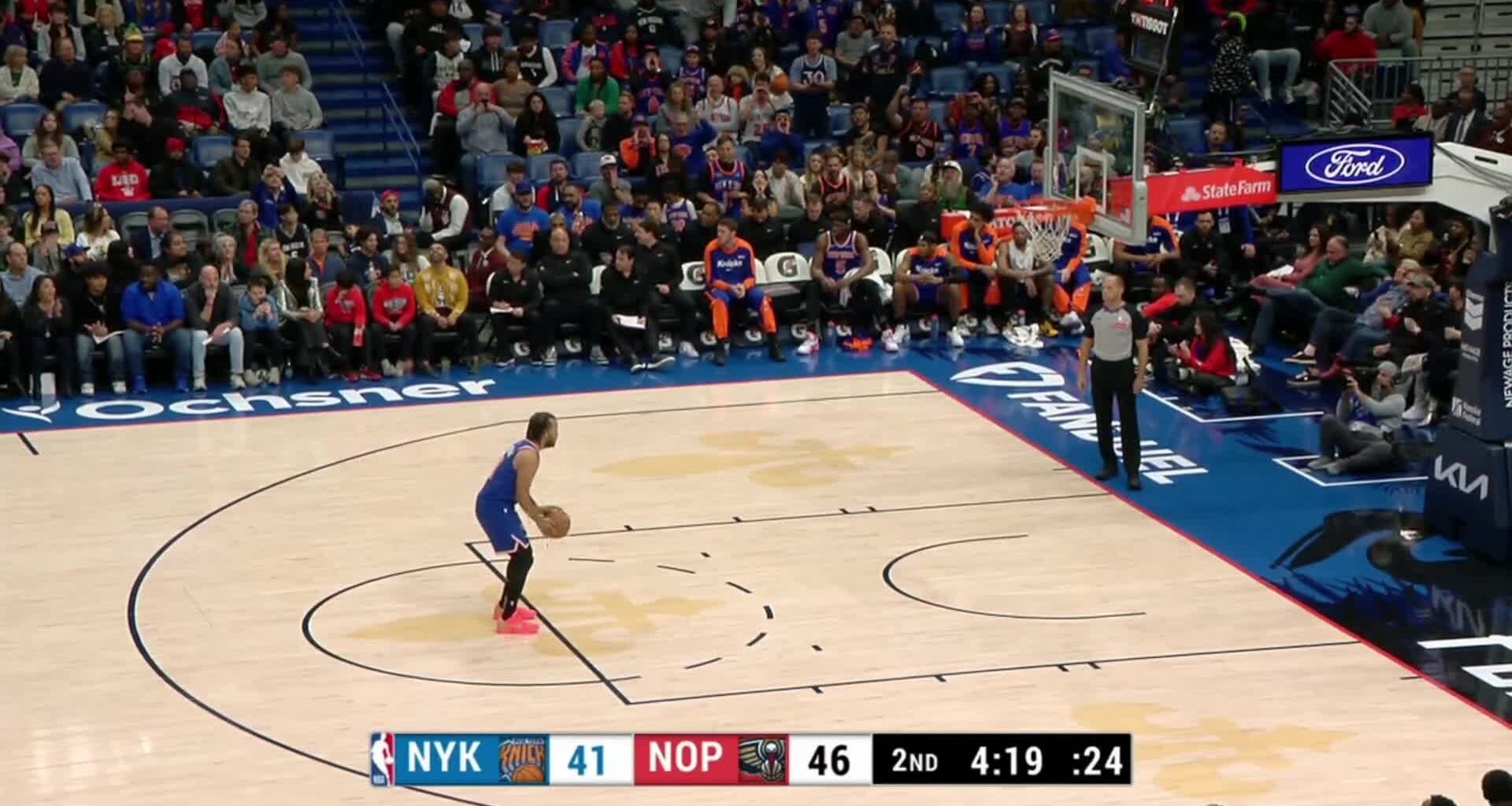 [Highlight] The refs call a technichal foul on the ball boy and awards the Knicks a free throw