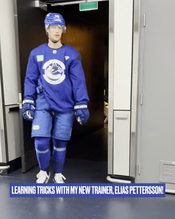 Petey teaching Canucks pup Eddie some new tricks 🤏🐕‍🦺