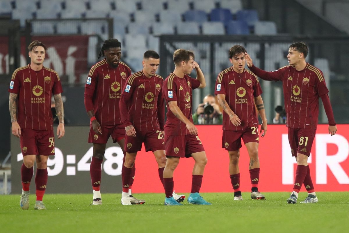 ROME, ITALY - OCTOBER 31: Paulo Dybala of AS Roma celebrates after scoring the opening goal during the Serie A match between AS Roma and Torino at Stadio Olimpico on October 31, 2024 in Rome, Italy. (Photo by Paolo Bruno/Getty Images)