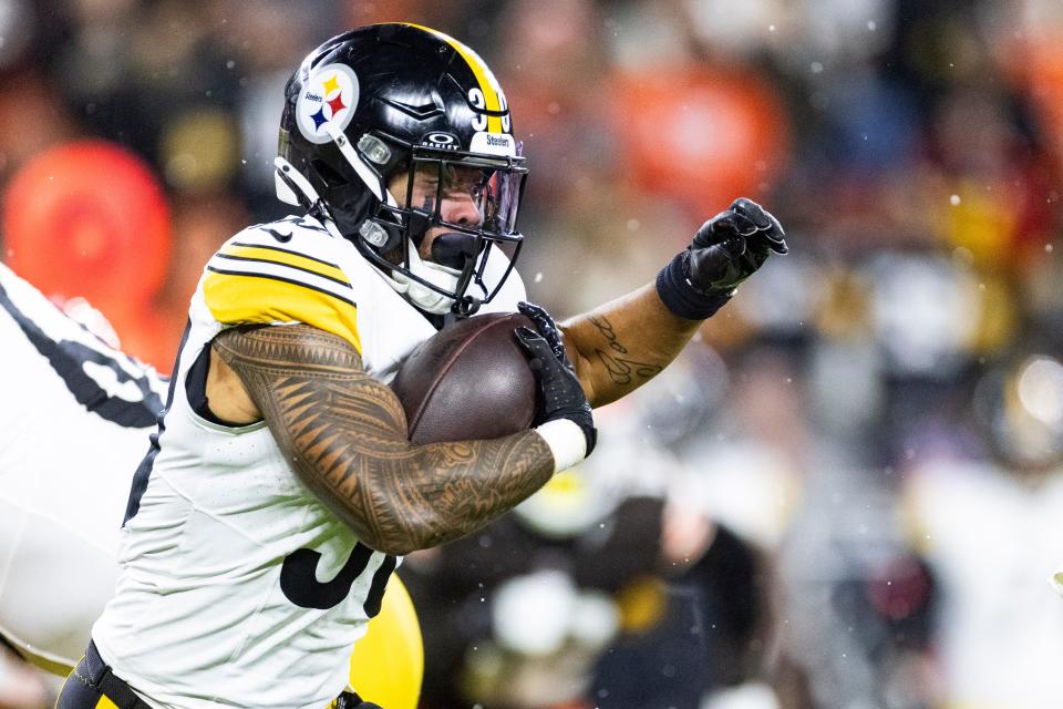 Nov 21, 2024; Cleveland, Ohio, USA; Pittsburgh Steelers running back Jaylen Warren (30) runs the ball against the Cleveland Browns during the first quarter at Huntington Bank Field Stadium. Mandatory Credit: Scott Galvin-Imagn Images